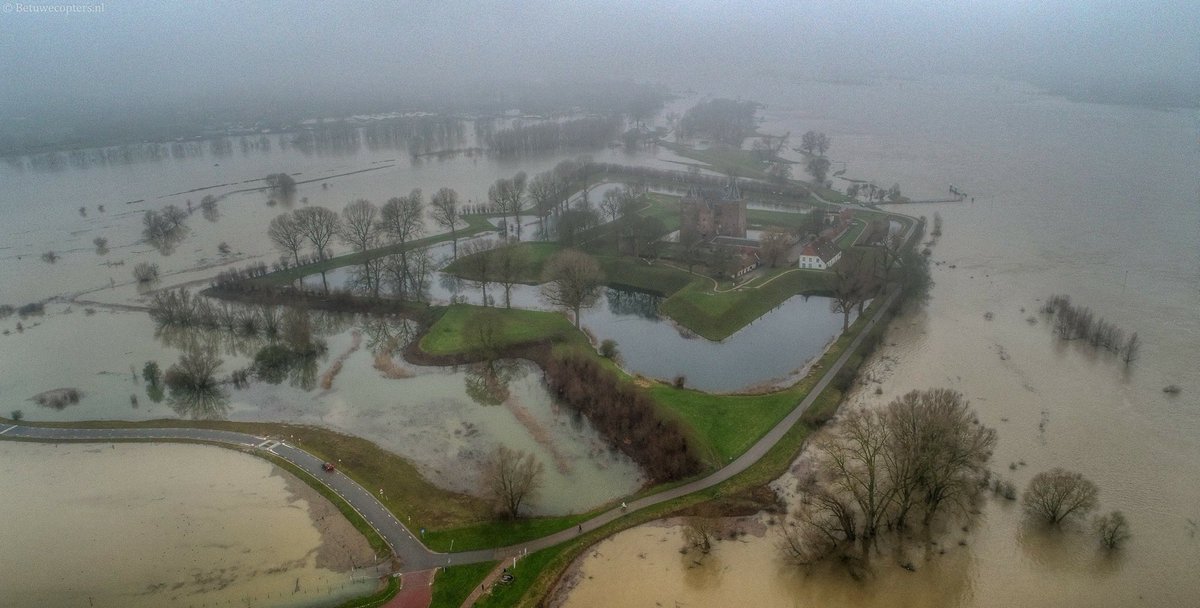 Slot Loevestein omringd door het hoge water.       #Loevestein #hoogwater #Gelderland #