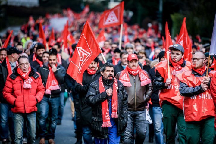 iscilerinagi's tweet photo. Almanya'da 160000  metal işçisi maaşlarının artırılması ve çalışma saatlerinin düşürülmesi için greve çıkıyor . Darısı MESS'in önerdiği kölelik anlaşmasını kabul etmeyecek Türkiye'deki metal işçilerimizin başına. 
 https://t.co/eUBEJN9QBg @IndustriALL_GU https://t.co/IK4RJfb7Ei
