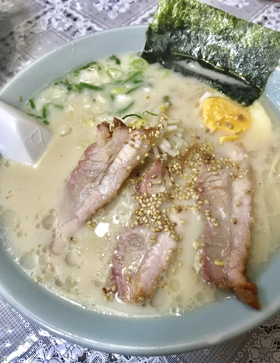 24r333's tweet photo. カメラは自宅に置いて来た。
1年ぶりに豚豚亭へ来たよ( ´ ▽ ` )ノ
華の金曜日🙂
そしてまた明日からは 海沿いへ旅に出る🧜🏾♂️
#豚豚亭 #ラーメン #ヤキメシ
#食べることは生きること #生きることは食べること
#華の #flydaynight #iphonecameraonly
#🐖 #🐷 #🐽
#1月12日 https://t.co/Dlz9PbEgYn
