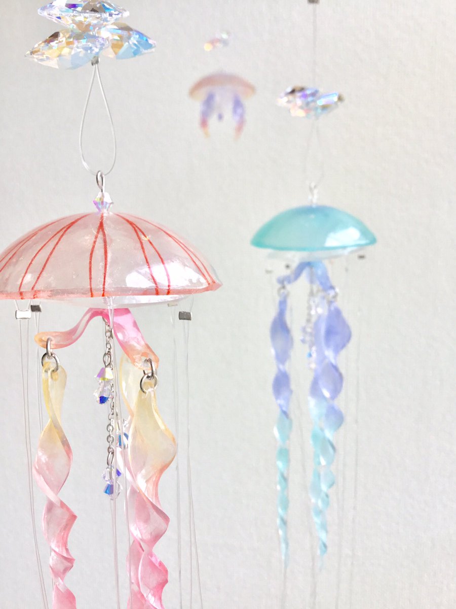 Hoccolie ほっこりえ Twitter ನಲ ಲ あなたの海月見せてください アカクラゲは傘の放射模様がかわいいよね Hoccolieのカツオノエボシは 印象的な青を大切にしたデフォルメデザイン チチュウカイハイカラクラゲは おしゃまなドレスを着た幼女みたいなクラゲ