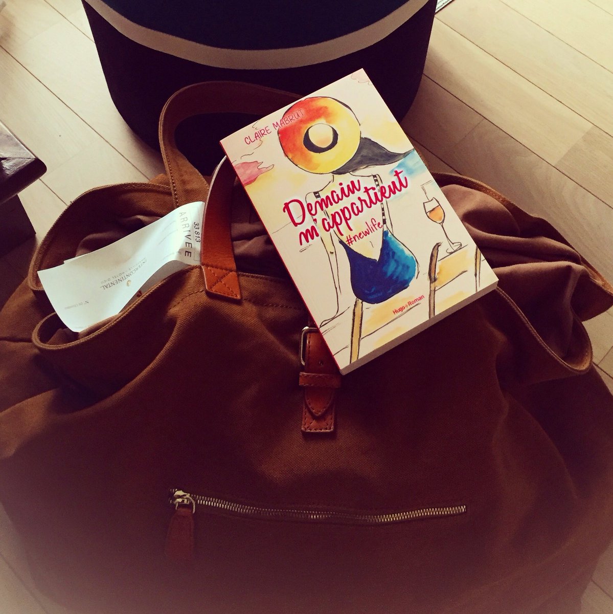 Que demain vous appartienne...et les autres jours aussi. Tellement heureuse de voir naître mon premier roman « Demain m’appartient, #newlife ». Dès maintenant dans les bonnes librairies. cc @hugo_cie 🍀✨☺️❤️