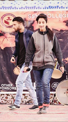 asheeshm09's tweet photo. 17-year-old from Srinagar, born #MehakAshraf, the first female rapper from Kashmir
https://t.co/wmNZeBxxQs
@Afreenbeg_1998 @OmarAbdullah @islahmufti @Iftikhar_Misger @Junaid_Mattu @syedmushtaqsha @musix https://t.co/BgVrFtuchK