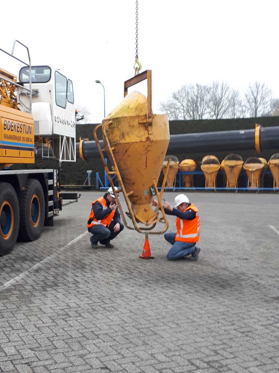 LdDrijver's tweet photo. Cursus veilig hijsen bij Boekestijn. Blijft mooi spul die kranen! https://t.co/8LSgZNUuts