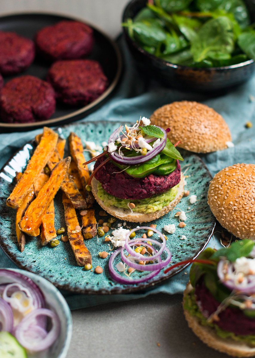 Iamlealou's tweet photo. New #recipe: beetroot burgers with feta cheese and black beans. https://t.co/ipoUnv4FvA #beetrootburger #burger #burgerandfries #healthyfood #feedfeed #onthetable https://t.co/0NL23SJliY