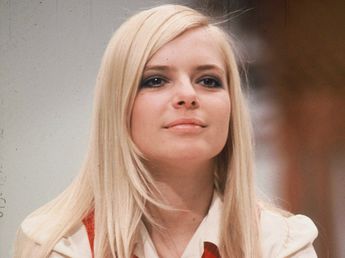 quizypedia's tweet photo. Les années 76-77, peut-être ses plus belles chansons : https://t.co/bFFx9bm1Kz https://t.co/DhmapNCnX1