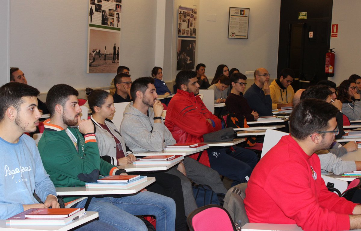 fbcv_es's tweet photo. Los primeros Cursos de 2018 ya están en marcha https://t.co/Qm5HYwcmU2 Consulta toda la oferta formativa y reserva ya tu plaza para las próximas convocatorias https://t.co/RfHSo7DAPD