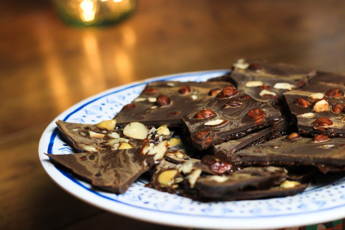 Easy Raw Chocolate Bark Recipe 😋🍫 -  buff.ly/2CSUPub #veganfood #cleaneating #fdbloggers <a href="/IndigoHerbs/">Indigo Herbs</a>