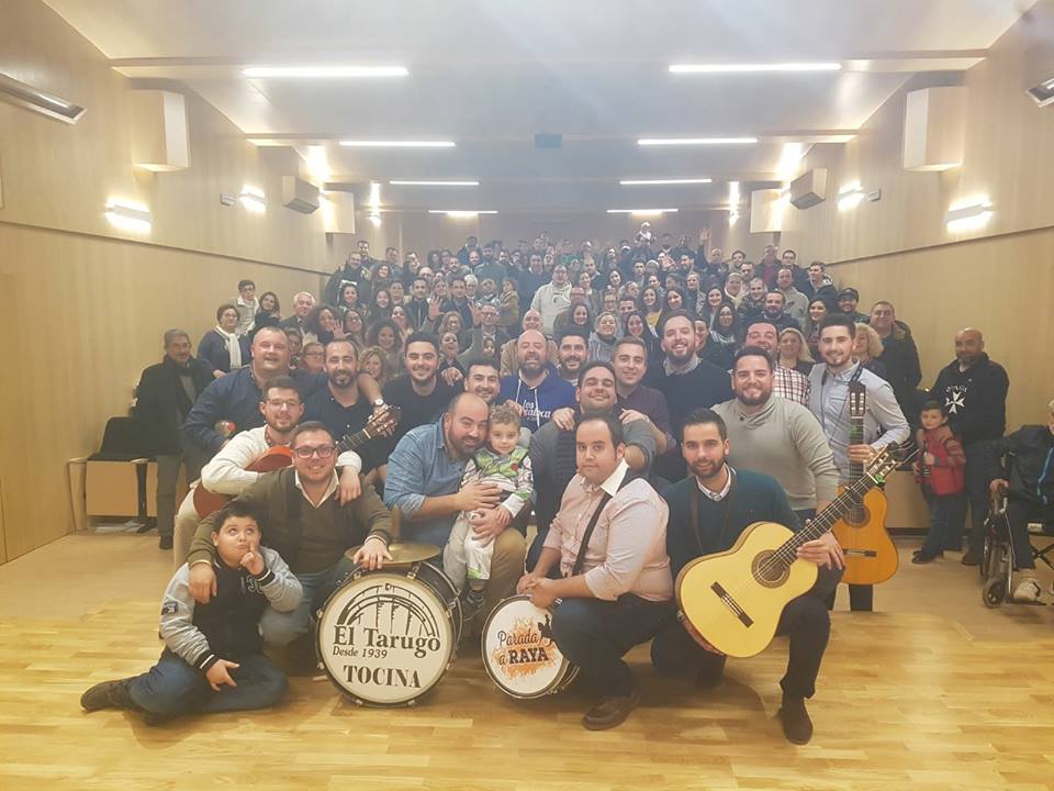Esta noche en el Gran Teatro Falla de Cádiz, se estrena la que será la primera comparsa de nuestro pueblo en participar en el COAC. Actúan en tercera posición y se llaman PUEBLO LLANO, original de Antonio Bazalo 'Pipi'. ¡La mayor de las suertes, y a disfrutarlo vecinos!