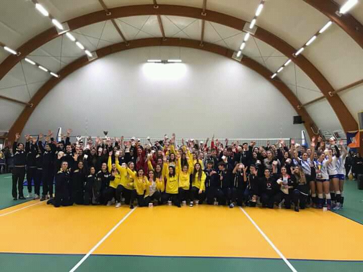 Les al·lotes del Volei Bunyola juvenil participen a un torneig a Itàlia - escastellet.cat/2018/01/12/les…