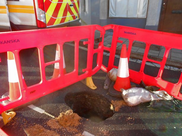 #Ourcoverage &amp; #Video: "Three week wait for sinkhole fix is 'unacceptable' say #Bideford businesses."  buff.ly/2r2ylp9