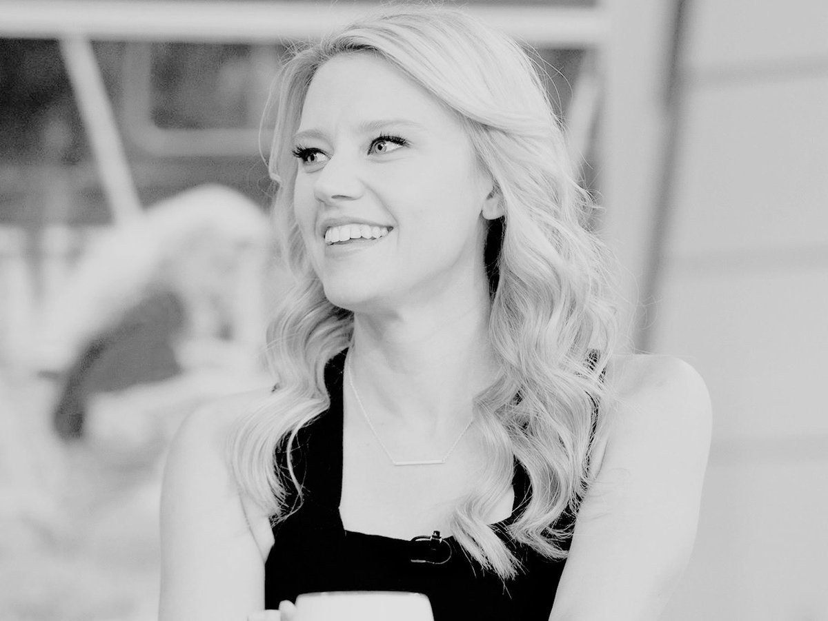 badpostmckinnon's tweet photo. kate mckinnon; oil on canvas, created by god herself https://t.co/yddCMIWXmp