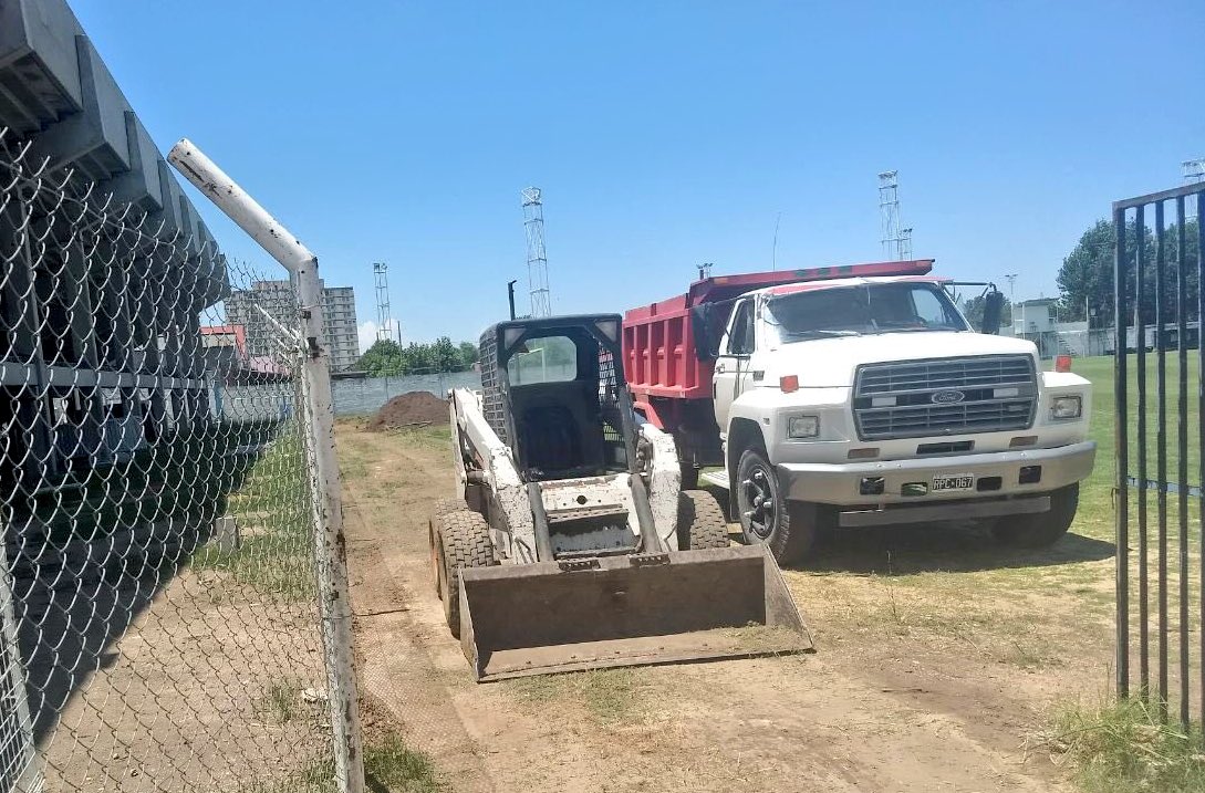 TemperleyOK's tweet photo. Ayer llegaron a Temperley las máquinas para empezar con el desplazamiento de la cancha auxiliar hacia la Biondi con el objetivo de generar espacio para la construcción de un nuevo gimnasio 🏋🏻‍♂️ ¡No aflojamos, seguimos creciendo! 💙 https://t.co/AuKt8Ek1ip