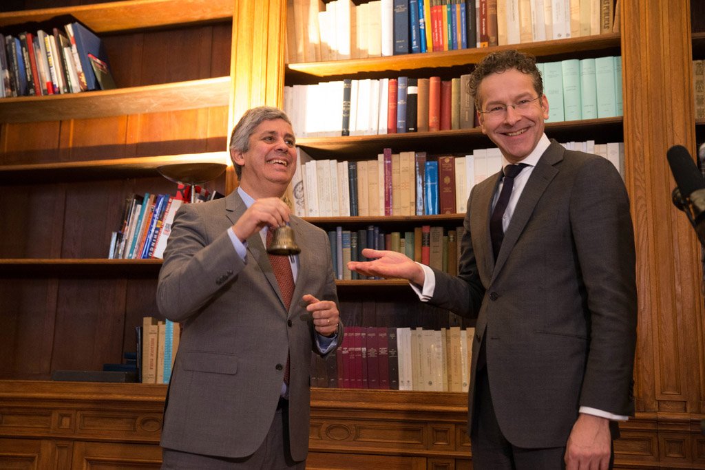 EUCouncilPress's tweet photo. .@j_dijsselbloem just handed the #Eurogroup bell and presidency to @mariofcenteno 

Check the press release: https://t.co/6zQFF2QpYw https://t.co/bvhvS2erNF