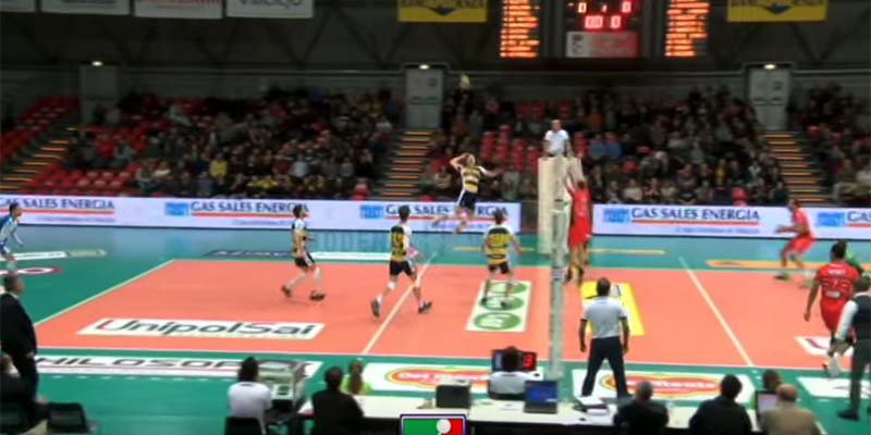 Zoomer_TV's tweet photo. .#Volley 🏐, la rovesciata per evitare il punto diventa un magnifico assist! Ecco la prodezza di N’Gapeth 🤸‍♂️, giocatore del #ModenaVolley!

#12gennaio #Pallavolo #sport #Modena 

VIDEO ▶️ https://t.co/ZIqExZNJW0 https://t.co/rauweW6i0p