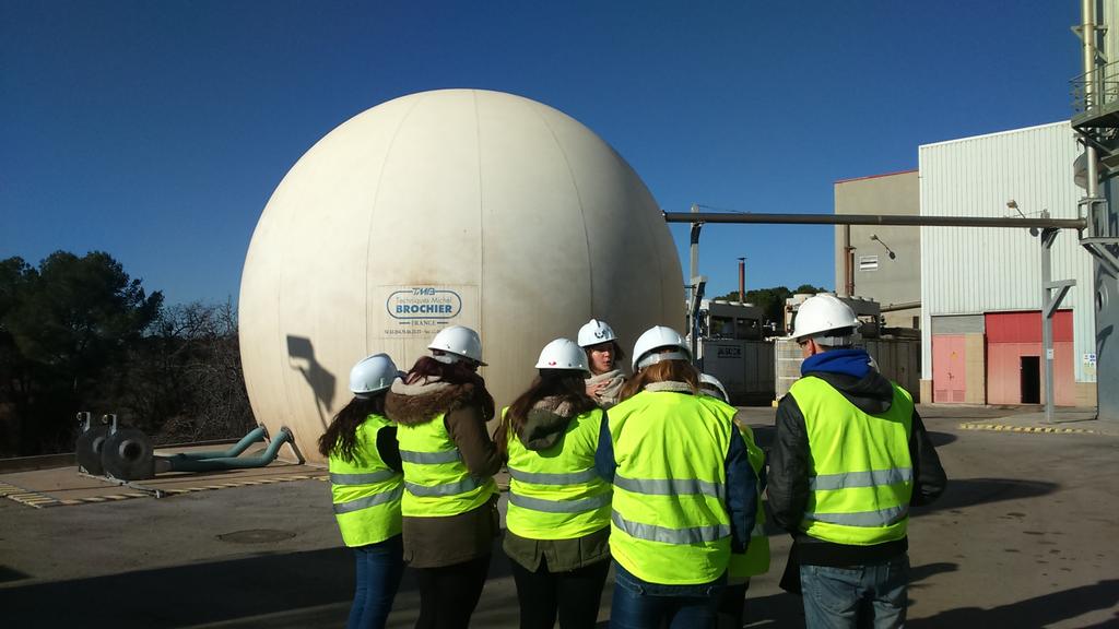 instivacarisses's tweet photo. Alumnes de #batxillerat produïnt #Biogàs a #CanBarba aviat a  @VallesEduca https://t.co/CFazbEOFJt