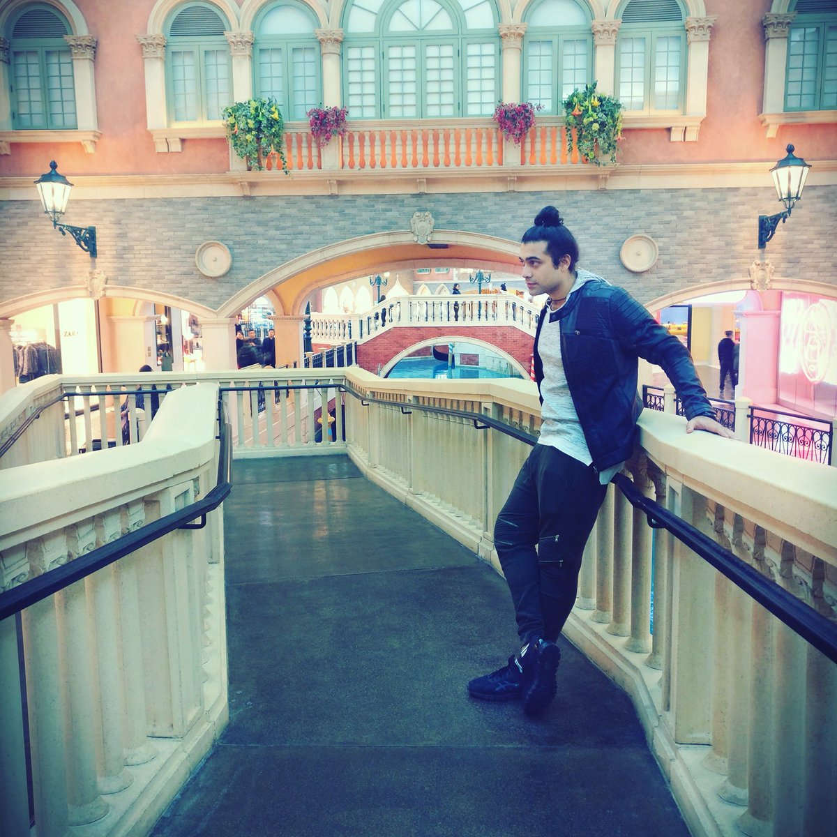 JubinNautiyal's tweet photo. Begins the journey back to the home land...tomorrow morning Doon Dera Doon... 🇲🇴 to 🇮🇳 #venetian #macau 

📸 Yusuf Afzal Khan https://t.co/tcBcAYw9bA