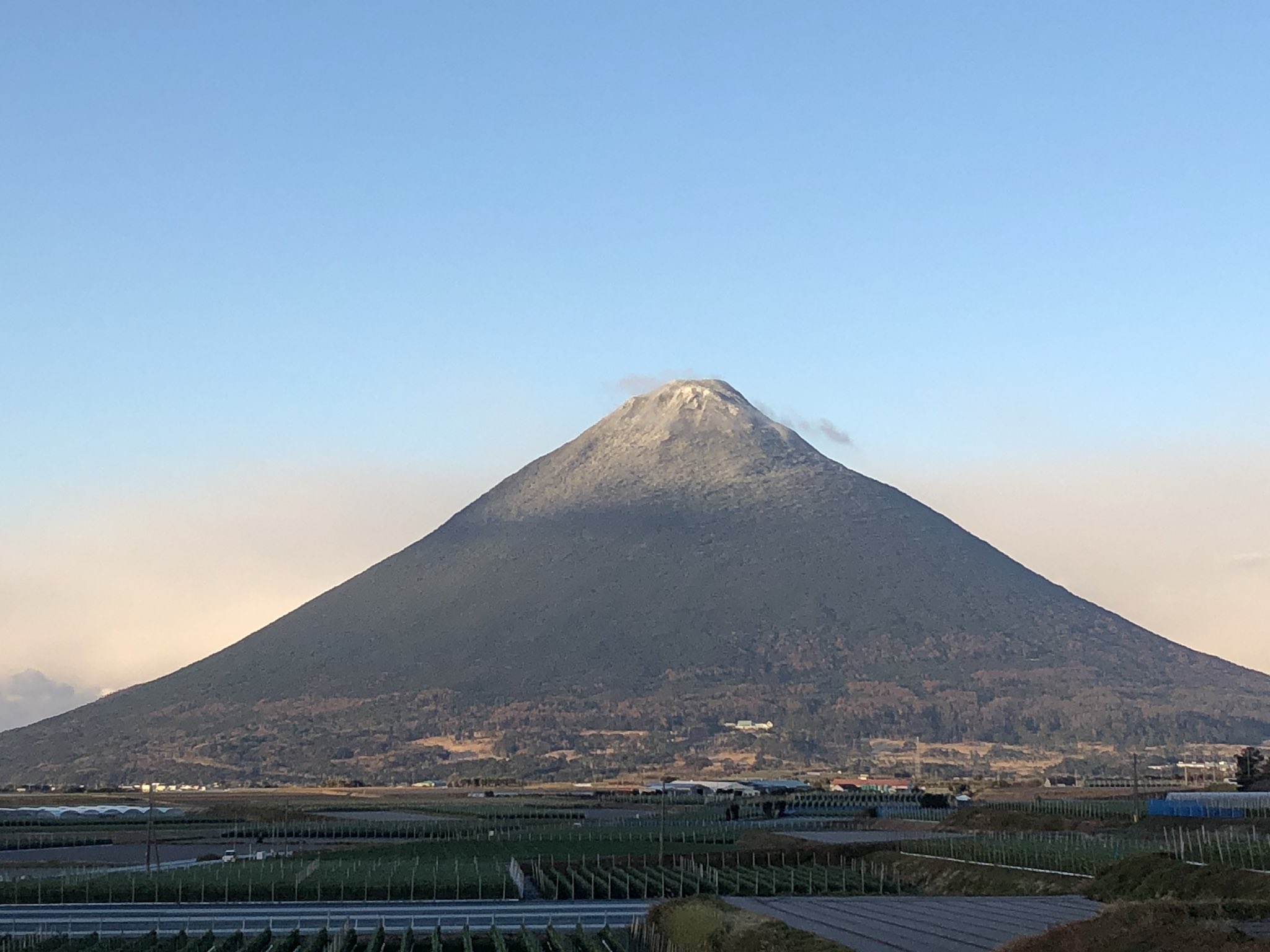山口貴久on Twitter 南国指宿 薩摩半島最南端 開聞岳 薩摩富士 初冠雪https T Co Z6zssxdosz Twitter
