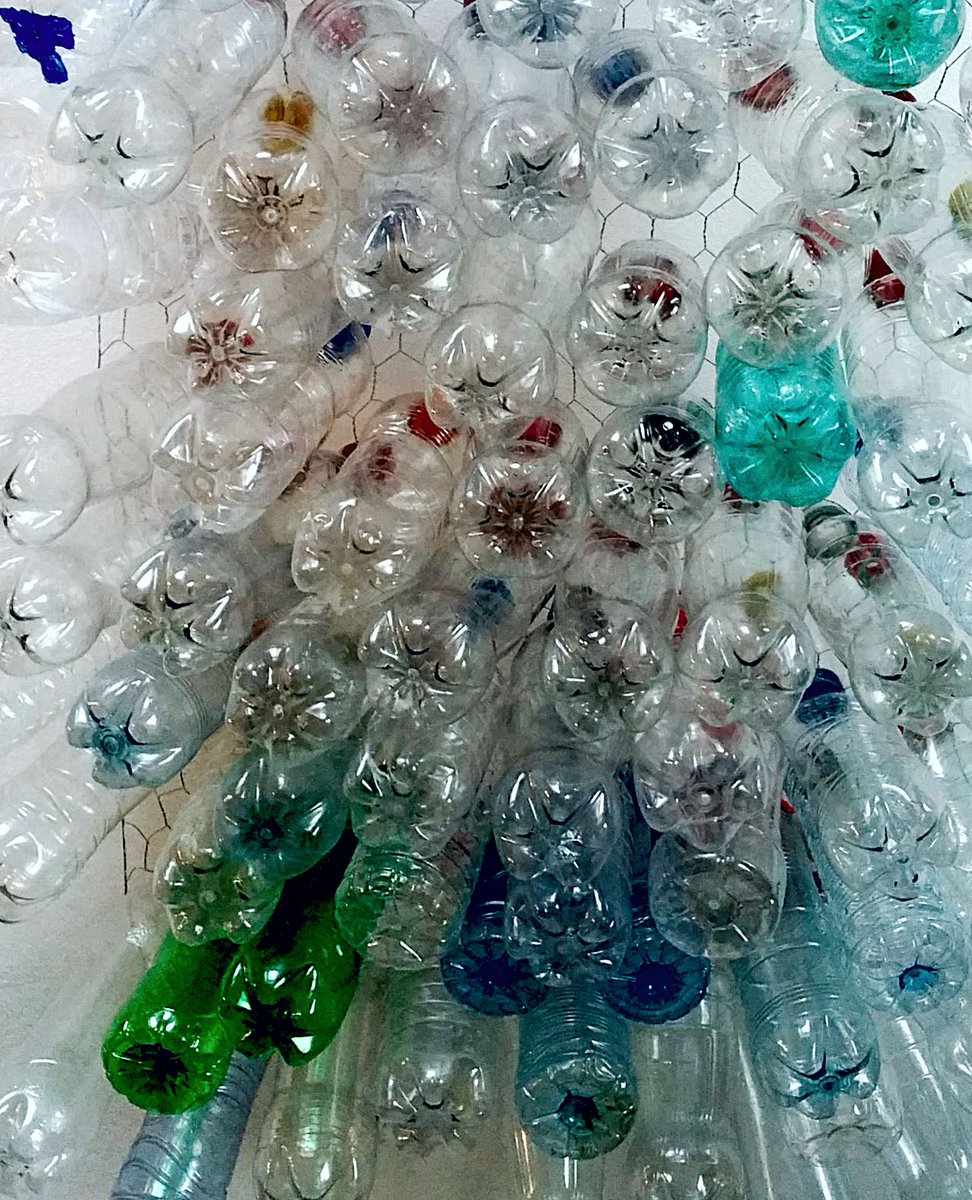 HANnl's tweet photo. Op 13 januari vindt van 10 - 14 uur de Open Dag plaats van op alle HAN-campussen in Nijmegen. In het I/O-gebouw van de Faculteit Educatie vindt een kunstproject met plastic flessen plaats. Hiermee gaan studiekiezers creatief aan de slag! Doe je mee?
 https://t.co/8oOz3BxF1x https://t.co/lTc6nXR63B