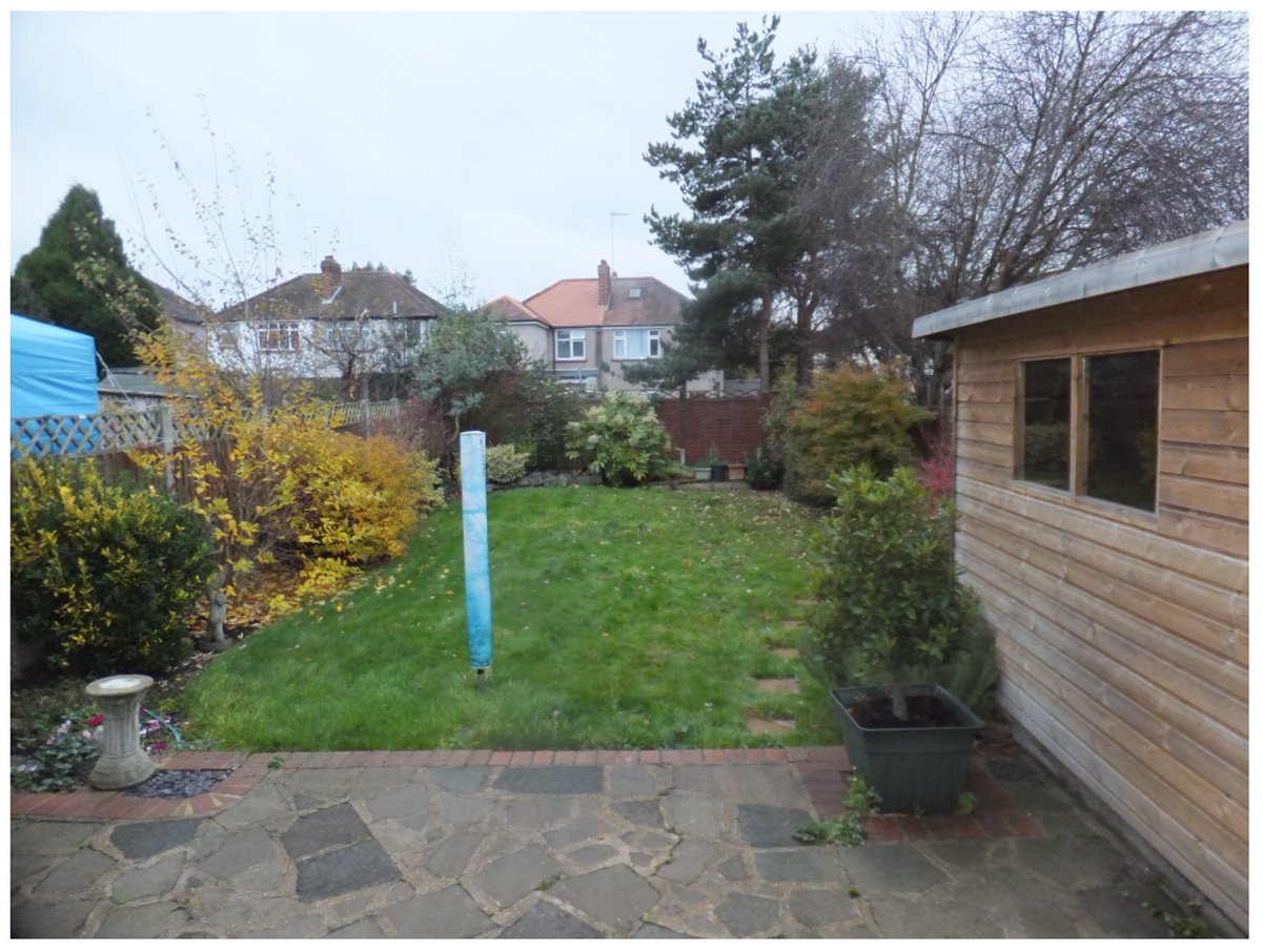 You won’t have parking worries with this 3 bed family home in #Plumstead. It has it’s own garage! raylets.com/rental-propert…