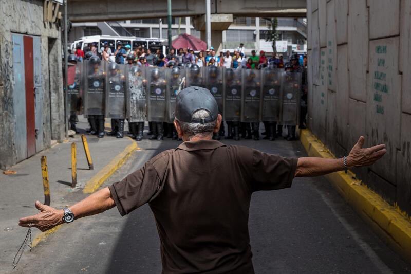 qtf's tweet photo. ¡Qué jamás pase esto en México!
Cuatro muertos y casi 20 heridos tras protestas por comida en Venezuela. La escasez de alimentos, medicinas, alta inflación y una recesión que ya tiene más de cuatro años.
FernandaF https://t.co/9Z3bPz3SS1