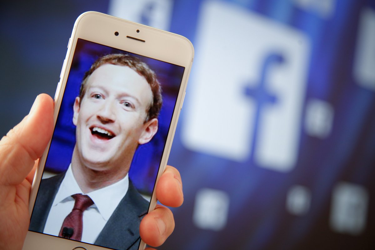 Recode (@recode) on Twitter photo Facebook is completely changing their News Feed algorithm and will now prioritize posts from friends and family over posts from publishers. Reporter <a href="/KurtWagner8/">Kurt Wagner</a> is answering your questions hours about it here for the next couple of hours: facebook.com/RecodeDotNet/p… Facebook is completely changing their News Feed algorithm and will now prioritize posts from friends and family over posts from publishers. Reporter <a href="/KurtWagner8/">Kurt Wagner</a> is answering your questions hours about it here for the next couple of hours: facebook.com/RecodeDotNet/p…