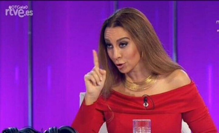 Yo he vivido la época en la que te rompías la cabeza para twittear algo decente, apenas tenías RT's y te copiaba la típica cuenta plagiadora y lo petaba. Y no lloré, Aitana, no lloré.