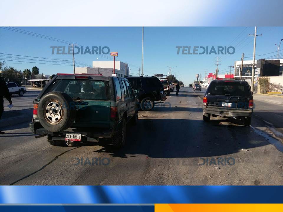 TDReynosa's tweet photo. Exceso de velocidad y falta fe precaución al conducir deja carambola en el bulevar Hidalgo frente a la colonia San José #Reynosa https://t.co/koCe3SFEiB