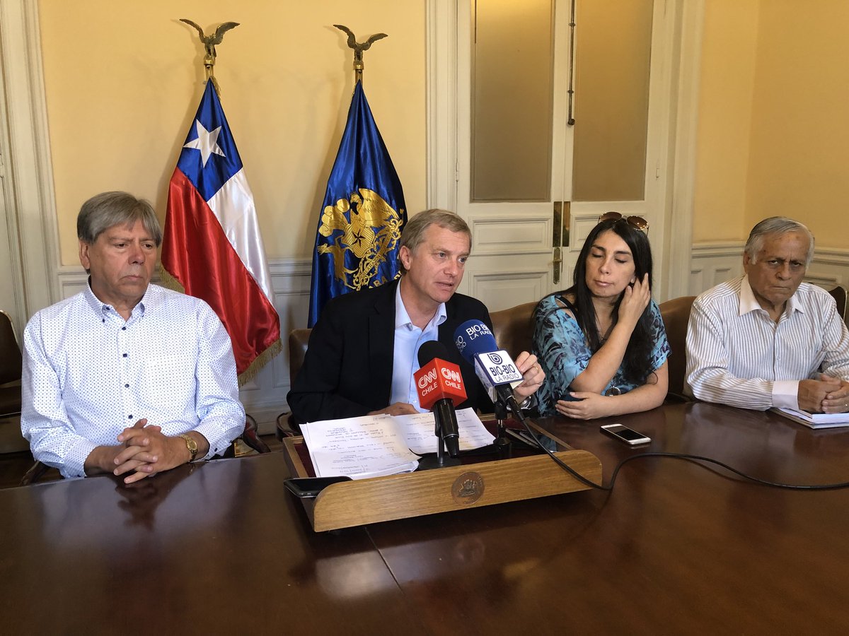 joseantoniokast's tweet photo. Desde el Ex Congreso Nacional, junto a @KarlaEnAccion hacemos un llamado al Ministerio de Transporte para la suspensión de la licitación del Transantiago ante las constantes denuncias, demandas e irregularidades del proceso https://t.co/32Ulvp9UHP