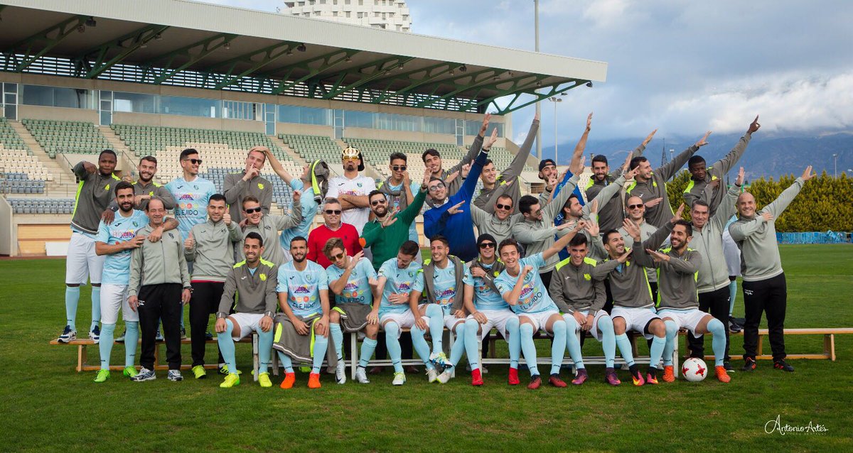 Poli_ElEjido's tweet photo. 😎Así disfruta la familia @CD_EJIDO en la sesión de fotografía📸, contagiados🤒 por la pasión celeste 🔵, ayúdanos a llegar a los 100 RT y  publicamos la foto oficial 2017-18 💪🏼 #ContágiatePorLaPasiónCeleste #HayQueVivirlo ⚽ Si superamos los 100 RT #Sorteamos1Abono https://t.co/TQiBYmkYYm