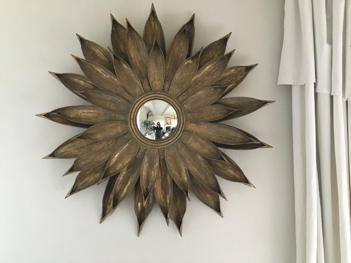 Dickson_Rendall's tweet photo. Sunburst mirror, gilded tole, French, original condition,
C 1950s

Diameter 34" 86cms

https://t.co/Ou2hp72KnT

#mirror #interiordesign #french #midcentury https://t.co/cLY9ryHQNR