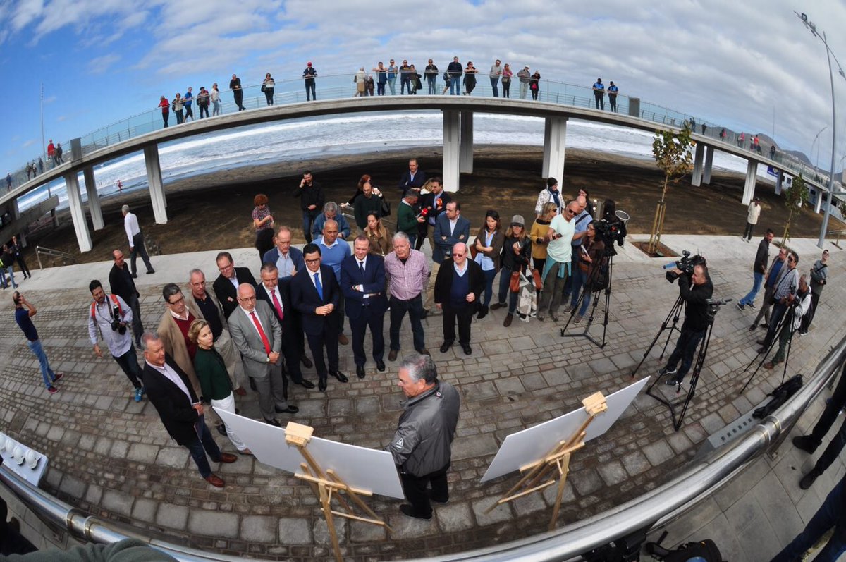 Inauguración de la Pasarela de las Cicer se hace realidad la recuperación de un espacio vital para la ciudadanía de LPGC en Las Canteras. Javier Doreste acompañado por cargos de las diferentes instituciones que han financiado así como ususarios de la Playa, vecinos de Guanarteme.