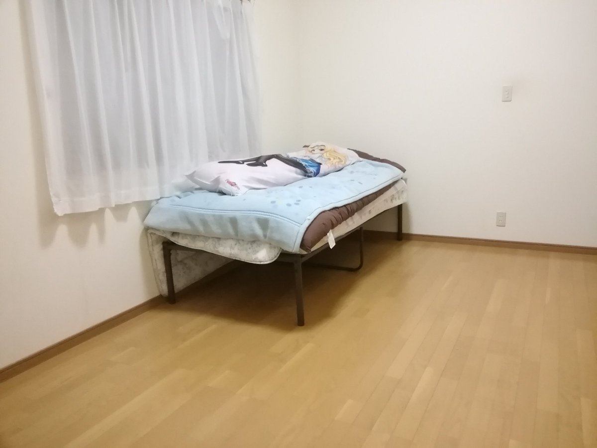 やねうら王 私の寝室 8畳のだだっ広い部屋にベッド一つしかないのだが 刑務所のほうがまだ備品とかあったりしないだろうか もしかして私は何か現在進行形で服役中なのであろうか