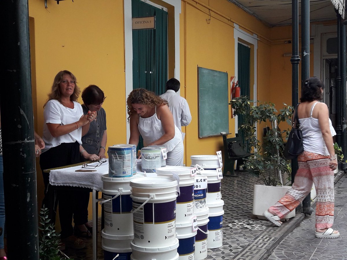 ValeriaTronge's tweet photo. #ConsejoEscolar #Chivilcoy 
Entrega de pintura a establecimientos escolares. 
@GabrielaManisc1 https://t.co/0fiaciFTO0