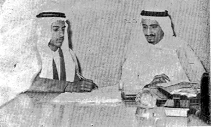 ksaoldphoto's tweet photo. لقاء صحفي قديم بين الملك سلمان (أمير الرياض آنذاك) والطالب سليمان بن عبدالرحمن العيسى الذي أوفدته أسرة الصحافة بمعهد الأنجال بالرياض

المصدر: موقع تجارة الرياض

#اللهم_احفظ_عبدك_سلمان https://t.co/9xRAnUE9sj