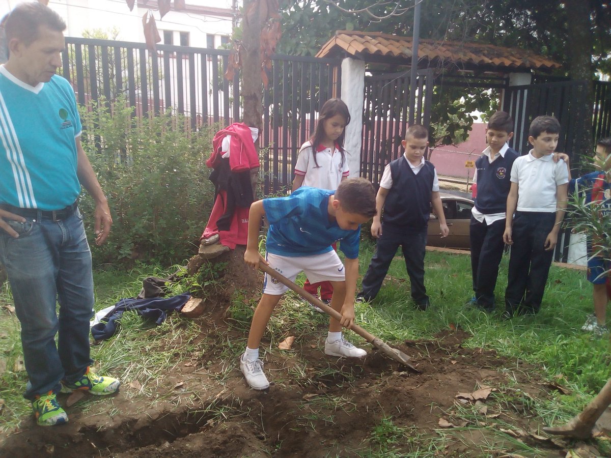 RosaInsParada1's tweet photo. Activando la brigada agroecológica con el desmalezamiento  del conuco escolar Escuela Bolivariana Pedro María Morantes municipio San Cristóbal @ZonaEducTachira @JauaMiranda @charlychaves @PdeOrientacion https://t.co/1ZMwhyImFz
