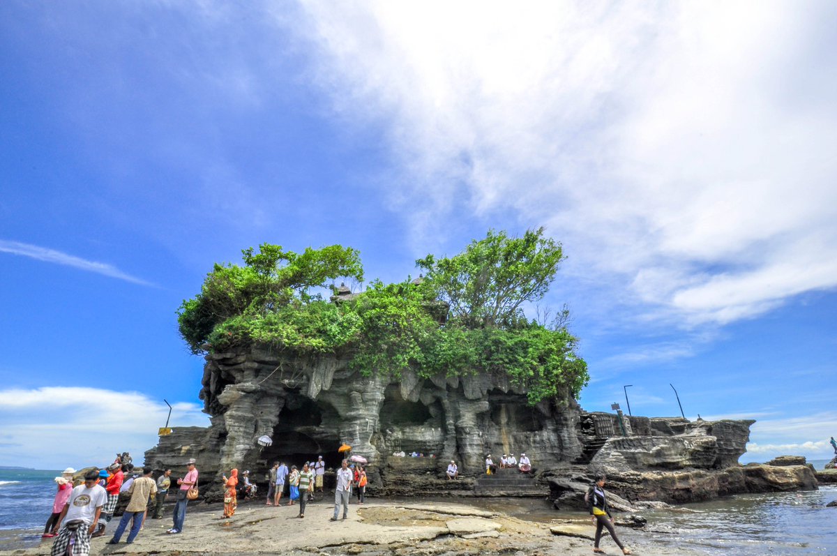 AtikaSulaiman's tweet photo. Arguably the most popular temple in Bali, #TanahLot definitely lives up to its fame, with its dramatic setting. It is one of the six revered, cardinal temples of #Bali and is dedicated to the Goddess of the Sea. Tanah Lot means “Land in Sea” in the Balinese language. https://t.co/yg5iKAB6B9