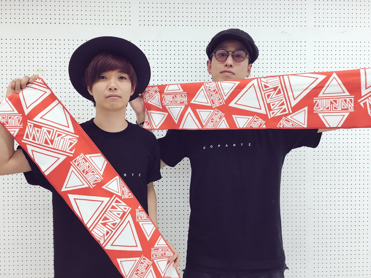 O_O_P_A_R_T_Z's tweet photo. ワンマンまであと2日!!
当日はCD&グッズの物販もあるのでお楽しみに!
CDご購入の方を対象に、終演後にジャケットサイン会も開催!!
グッズTシャツはMad Skills StylerでRYUICHIの相方、YOSHIKIさん!
YOSHIKIさんには今回のALのジャケットデザインもして頂いてます✨
#OOPARTZ #DIGITALJOKE https://t.co/sHjjyYXhgh