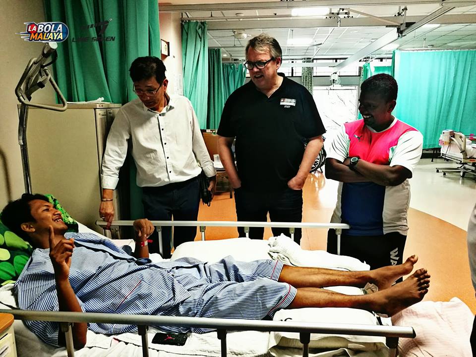 Labola_Malaya's tweet photo. Pemain tengah UKM FC, Helmi Hariri Ibrahim yang sedang menjalani pemulihan kecederaan patah tulang belakang, menerima suntikan semangat apabila LABOLA MALAYA berjaya mendapatkannya tajaan rawatan rehabilitasi dari DBC Healthcare. Lebih lanjut baca di https://t.co/nIo0i9KBux https://t.co/4TiMv1HCXD