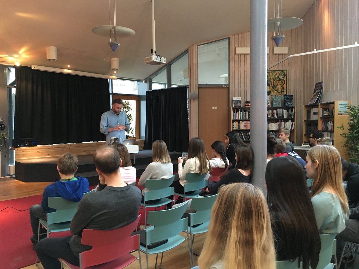 MatssonOscar's tweet photo. Idag träffade eleverna @emilarvidson  och fick en riktig kickstart in i projektet med hans och Isons bok #närjagintehadenåt Blir en grym vår på Vistaskolan! https://t.co/MFtP0qQ0fz