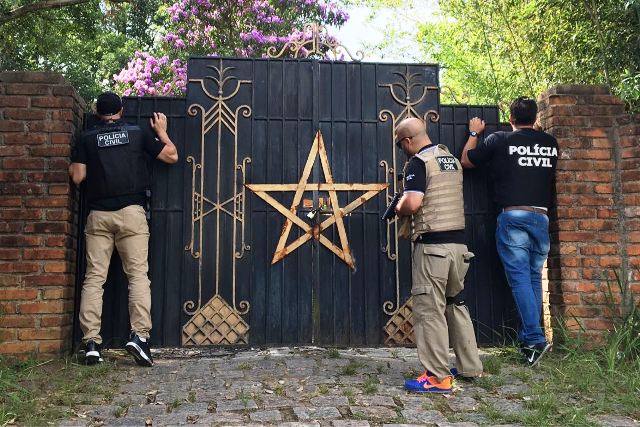 OSul_noticias's tweet image. Polícia descobre furto qualificado de energia em templo satânico em #Gravataí osul.com.br/policia-descob… #Crianças #FurtoDeEnergia #Gravataí #MagiaNegra #TemploSatânico