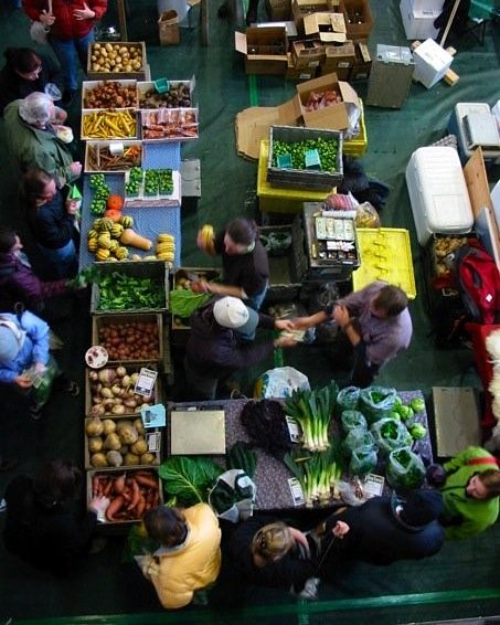 RootedinVermont's tweet photo. Vermont has over a dozen winter farmers markets featuring #RootedinVermont meats, veggies, cheeses, and baked goods! @NOFAVT has all the info to find a market near you. https://t.co/tYrhsy8bxP https://t.co/b4A4W1ozGY