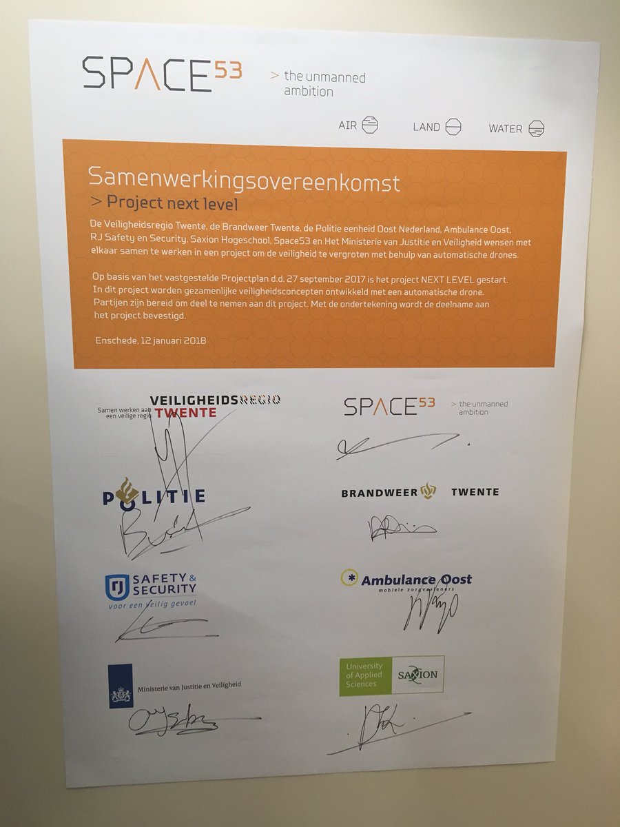 DavidBornebroek's tweet photo. Ondertekening gezamenlijk project NEXT LEVEL automatische Drone tbv hulpdiensten en security domein @BrandweerTwente @SafetyCampusVRT @Space53official https://t.co/bxtnwDysNv