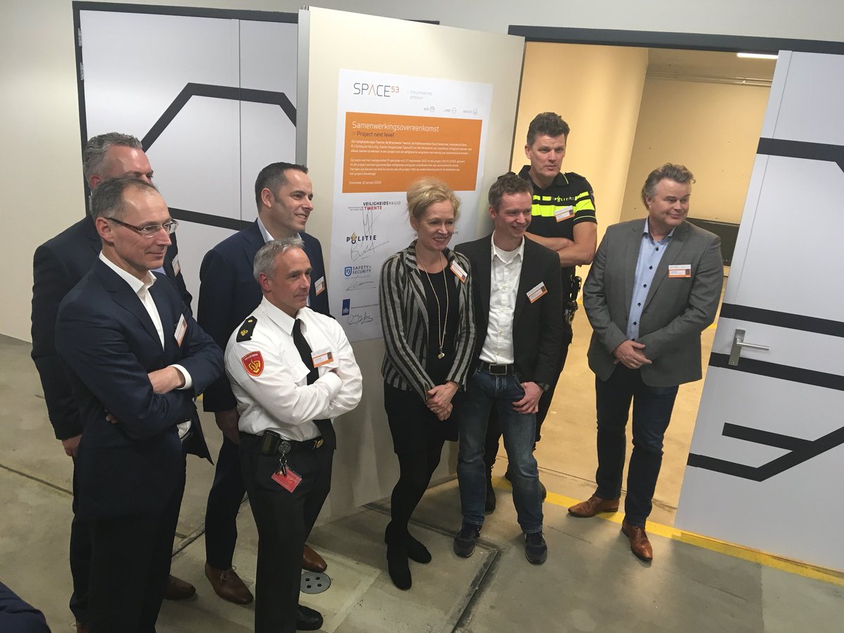 DavidBornebroek's tweet photo. Ondertekening gezamenlijk project NEXT LEVEL automatische Drone tbv hulpdiensten en security domein @BrandweerTwente @SafetyCampusVRT @Space53official https://t.co/bxtnwDysNv