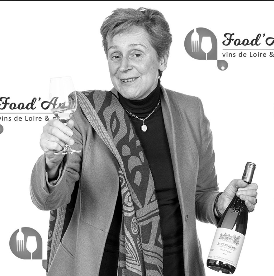 ChaiLesFilles's tweet photo. Partie à 50 ans avec une horde de jeunes loups faire le tour du 🌏 dans le cadre du diplôme de l’@OIVMSc : Evelyne de Pontbriand, vigneronne atypique que nous vous proposons de découvrir avec l'un de ses vins, présent dans la Box de janvier! [📸: @lpoucan] https://t.co/k2KQV0b0Y8 https://t.co/ka6OJiwiV6