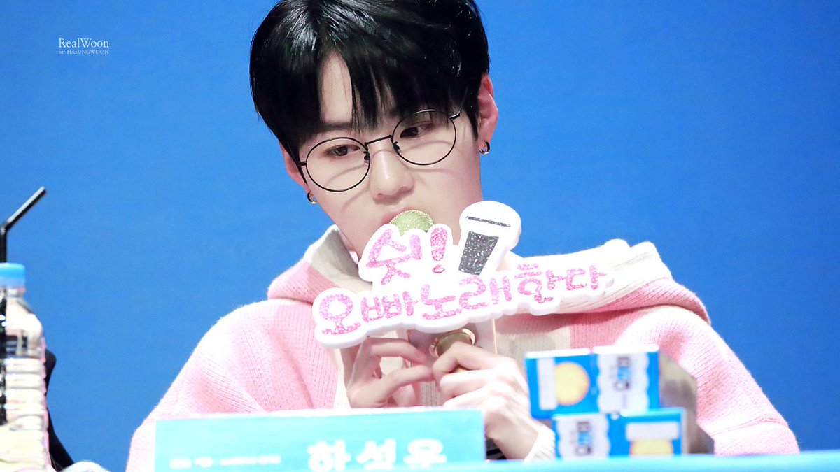 realwoon322's tweet photo. 180111 #하성운 #워너원 요하이 팬사인회
약간 멍뭉미가 느껴지는.. https://t.co/uAYrkjP1Ks