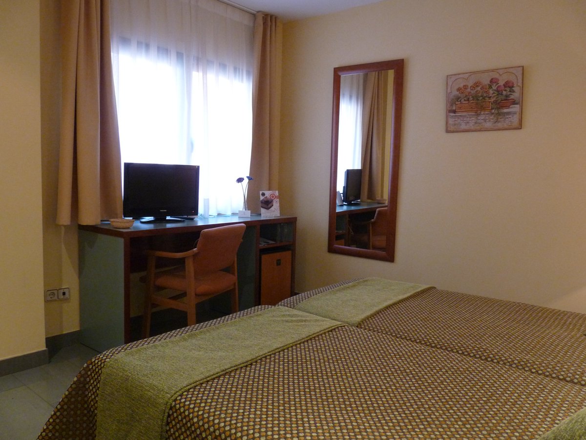 Ya es #viernes ¿sin plan para este #findesemana? Ven a conocer #Aranjuez habitaciones dobles a partir de 58.90€ con desayuno incluido. Consúltanos y tendrás los mejores precios. Disfruta del fin de semana. #FelizViernes #viajar #FelizFinde