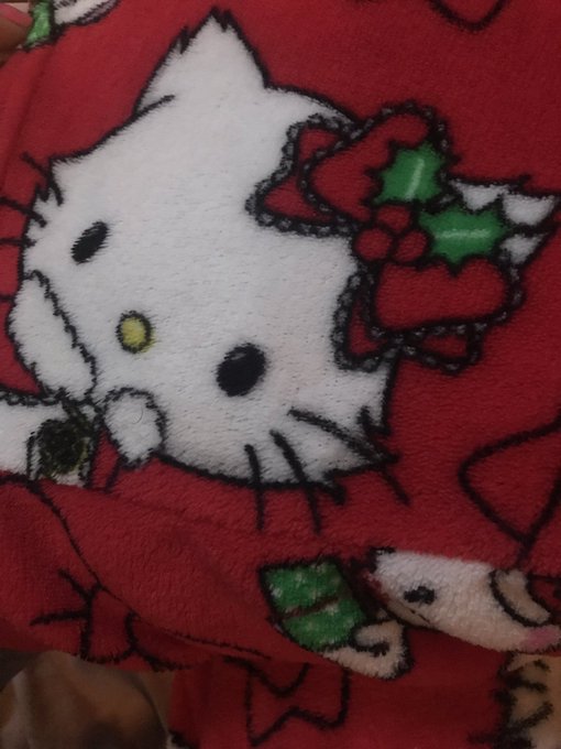 Hello kitty pajamas breh https://t.co/oPnthQo5QJ