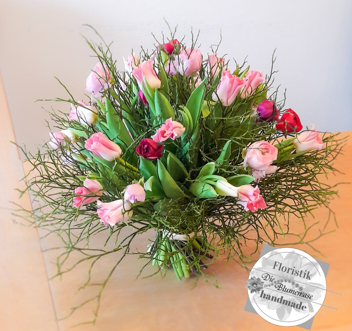 Die Blumenoase Blumenstrauss Hier Mit Lilientulpen Ranunkeln Sowie Heidelbeergrun Es Wird Fruhlingshaft Fruhling Tulpen Blumen Florist Tulpen Ranunkeln T Co 15hp3qtddt