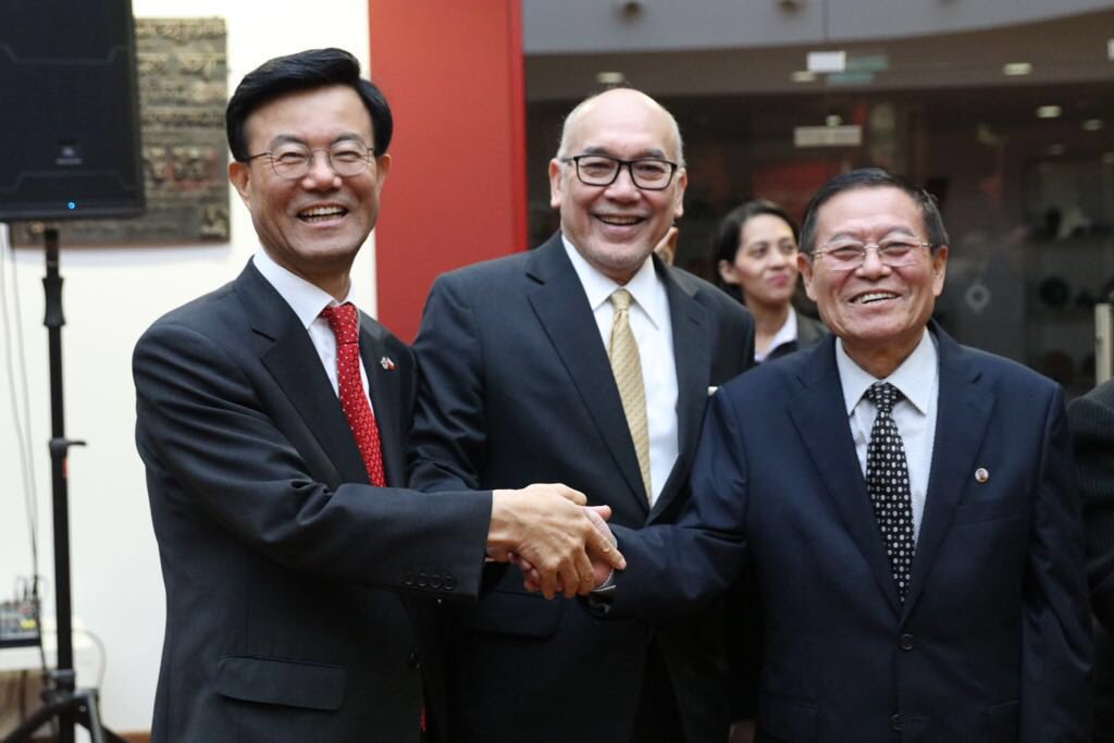 PeterGontha's tweet image. I asked S.Korean (left) and N.Korean Ambassador (Right) to shake hands, with me in the middle. They were both having a great time and They were both happy. They said:this is the first time in decades we speak to each other in our Mother Language: KOREAN. Peace to the world!!