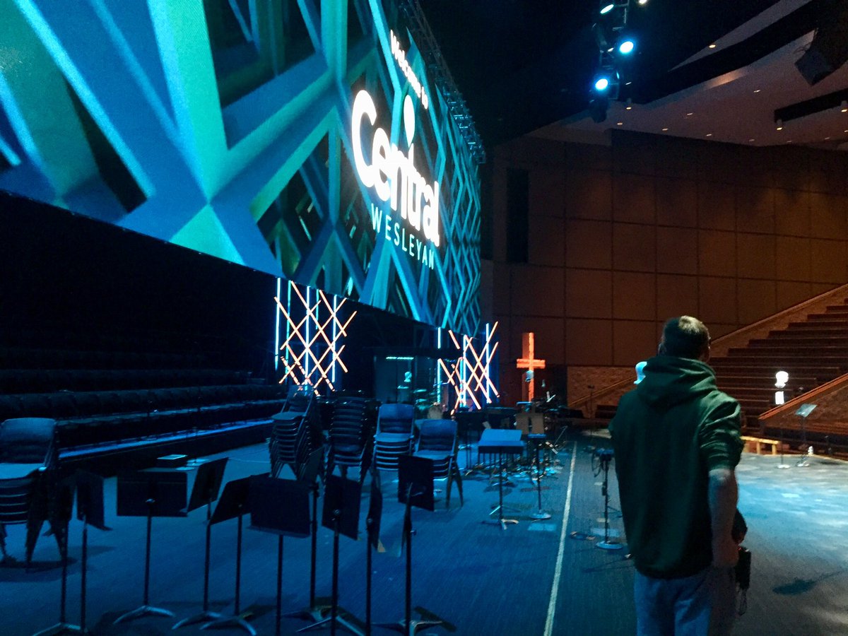 dvos's tweet image. Sports Broadcasting Winterim at Central Wesleyan learning about live video behind the scenes and running the big board  #hcwinterim2018 @hcmaroons